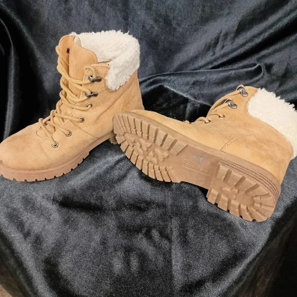 Cliffs by White mountain size five and a half tan work boot with fur on top - Picture 4 of 10